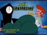 Mujer pelirroja con guantes amarillos exhibiendo sus glúteos gigantes y desnudos en Mom's Laboratory de Datguyphil.