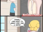 Mujer rubia en bata rosa corta y abierta exhibe sus pechos y trasero frente a Joey mientras llama a Daniel.