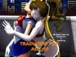 Sailor Moon y una vampiresa besándose apasionadamente mientras ella la abraza desnuda por detrás en una azotea nocturna.