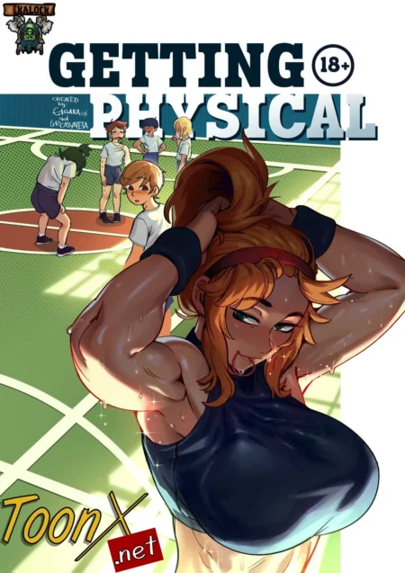 Mujer pelirroja musculosa con pechos enormes y sudorosa en ropa deportiva ajustada posando en una cancha de baloncesto.
