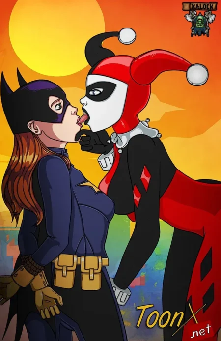 Harley Quinn lame el cuello de Batgirl mientras la acaricia sexualmente en un estilo artístico de dibujo animado.