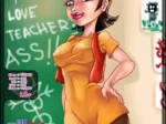 Maestra erótica de The Powerfuck Girls con vestido corto amarillo ajustado y pechos grandes frente a un pizarrón verde.