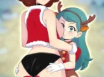 Mujer y joven con trajes de Navidad; ella luce un top rojo corto y bragas negras que resaltan sus glúteos y pechos grandes.