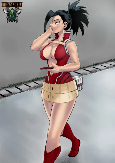 Mt. Lady con traje rojo ajustado y escote pronunciado, minifalda beige y botas rojas sosteniendo un teléfono móvil.