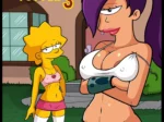 Lisa Simpson adulta y joven posan con lencería sexy, sujetador blanco diminuto y bragas negras resaltando sus pechos y curvas.