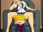Rubia madura sentada en sillón con joven rubio entre sus piernas abiertas, ambos con ropa escolar y actitud provocativa.
