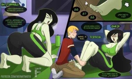 Shego sudada en ropa deportiva mientras un chico sostiene sus piernas y pies desnudos con deseo sexual.