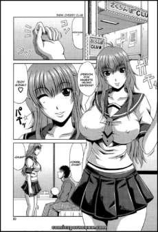 Chica con uniforme escolar ajustado, pechos prominentes y falda corta en club nocturno con diálogos eróticos.