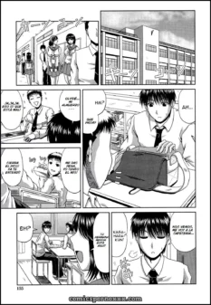 Chica en uniforme escolar es masturbada por compañero en aula mientras otros observan y se excitan